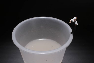 Mini şef bardakta içki hazırlıyor. 