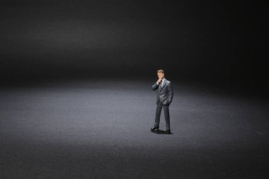 Küçük işletme figürü, karanlık ve aydınlık arka plan