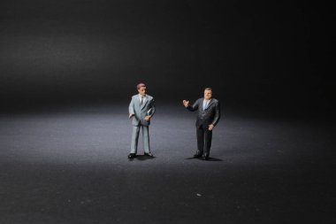 Küçük işletme figürü, karanlık ve aydınlık arka plan