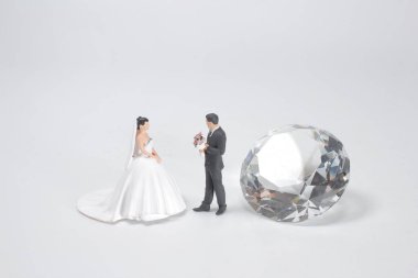 Baord 'daki küçük figürlü elmas.