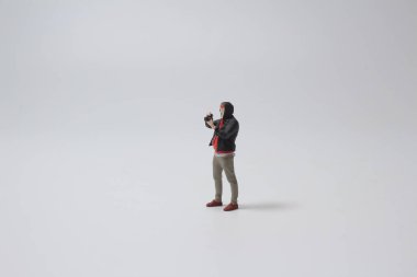 Sırada fotoğraf çeken bir adam figürü var.