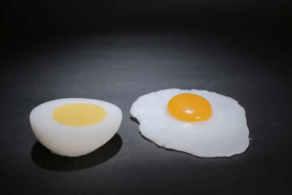 Gotowane Jajko Smażone Jajko Ciemnym Podwórku — Zdjęcie stockowe