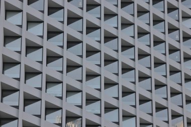 13 Kasım 2021 'de cephede birçok penceresi olan bir bina. Pencerelerden gelen patırtı