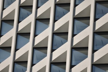 13 Kasım 2021 'de cephede birçok penceresi olan bir bina. Pencerelerden gelen patırtı