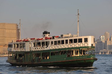 13 Kasım 2021, Hong Kong feribotu Victoria Limanı 'ndan geçiyor.