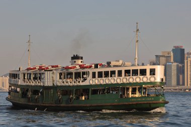 13 Kasım 2021, Hong Kong feribotu Victoria Limanı 'ndan geçiyor.