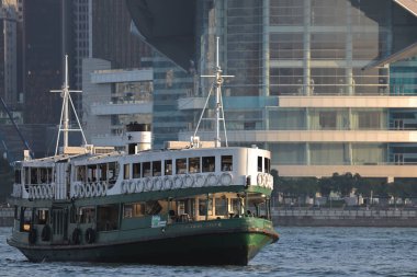 13 Kasım 2021, Hong Kong feribotu Victoria Limanı 'ndan geçiyor.