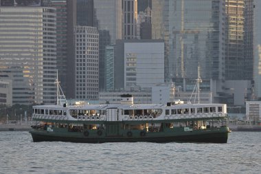 13 Kasım 2021, Hong Kong feribotu Victoria Limanı 'ndan geçiyor.