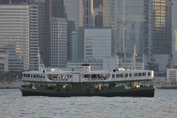 2021年11月13日香港渡轮运输通过维多利亚港 — 图库照片