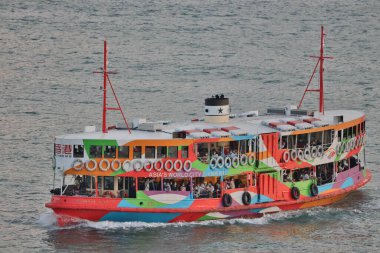 13 Kasım 2021 Feribot, Tsim Sha Tsui 'deki Victoria Limanı' ndan yolcu taşıyor..