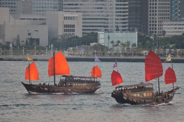 13 Kasım 2021 Geleneksel ahşap hurda gemisi Hong Kong şehrinin siluetine doğru yol alıyor.