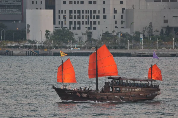 Nov 2021 Barco Basura Tradicional Madera Navegando Hacia Horizonte Ciudad — Foto de Stock