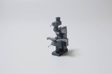 Beyaz panodaki Endüstriyel Makinelerin ölçeği