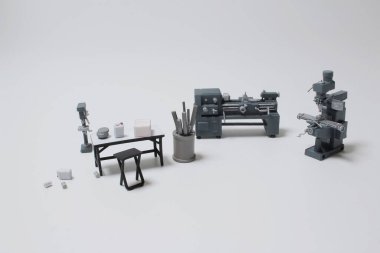 Beyaz panodaki Endüstriyel Makinelerin ölçeği