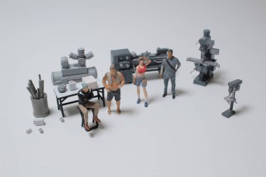 Makinedeki fabrikadaki küçük işçi.