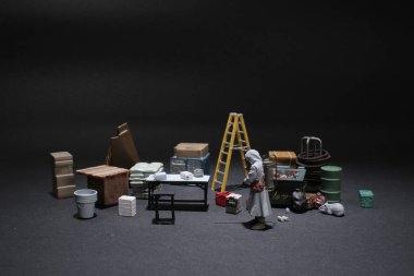 Koruyucu giysili adam çalışma alanını dezenfekte ediyor.