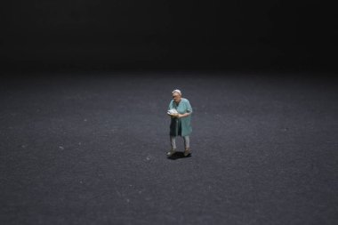 Profesyonel bir mutfakta deneyimli bir mini şef fırın hazırlıyor.