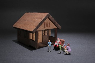 Noel Baba hediye kutuları tutarak çocuklu