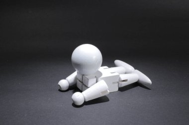 Karanlık arka planda Tahta bebeğin eğlencesi