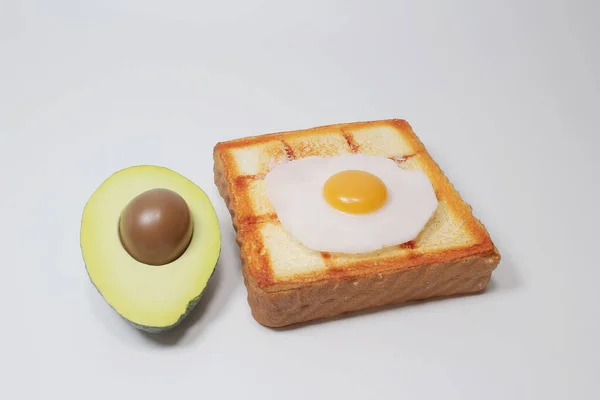 健康的な朝食や軽食のためにアルグラとトーストしたパンに卵 — ストック写真