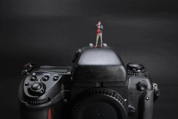 Fotógrafo Miniatura Que Está Uma Câmera — Fotografia de Stock