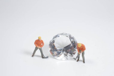 Mini madenci bir elmas kırıyor.