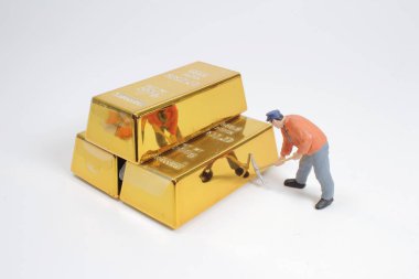 Endüstriyel Mühendislik işçisi altın külçesiyle kazıyor