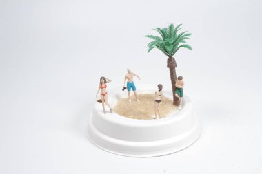 Kağıt bardak kapağındaki minyatür figür.