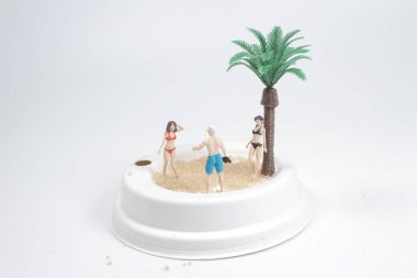 Kağıt bardak kapağındaki minyatür figür.