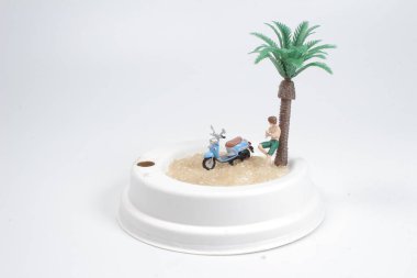 Kağıt bardak kapağındaki minyatür figür.