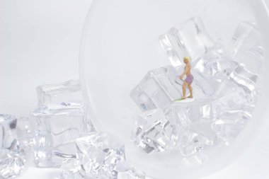 Buzun üzerinde genç bir sörfçü figürü