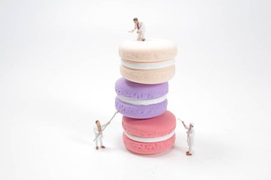 Makaronları boyayan mini boyacılar. Makro fotoğraf.