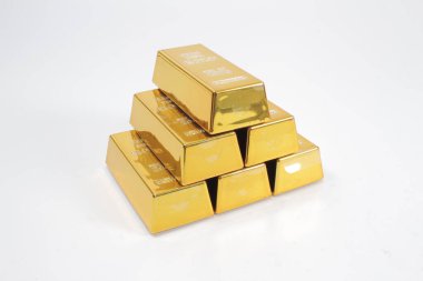 Beyaz izole yığın parlayan altın barlar