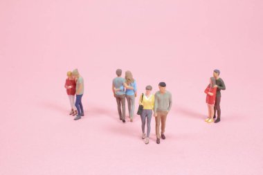 Pembe arka plandaki Mini Çiftler grubu