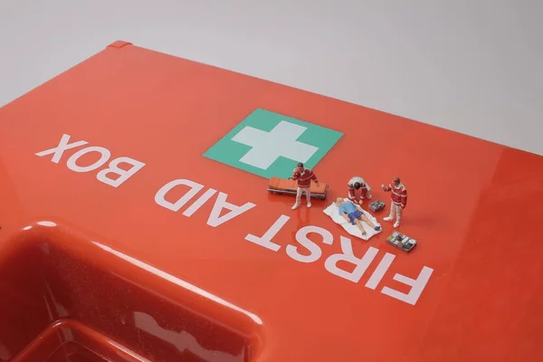 Medical Personnel Figurines First Aid Box — Stock Photo, Image