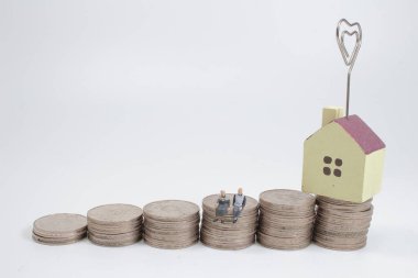 Yığınla madeni paranın üzerinde küçük bir evde oturan yaşlılar 