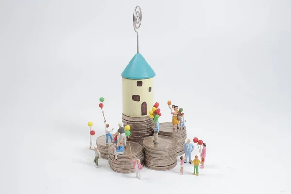 Mini Menschen Familie Steht Auf Münzstapeln Mit Hausmodell Auf Dem — Stockfoto
