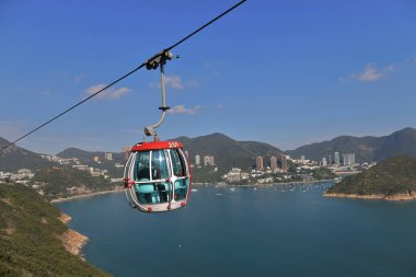 18 Kasım 2021 Ocean Park, Hong Kong. Cablecar turistleri eğlence parkına taşıyor.