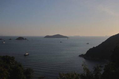 27 Kasım 2021 Orta ada manzaralı, derin su körfezindeki binalar, Hong Kong