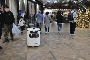 3 Aralık 2021 Alışveriş merkezindeki Dezenfekte Robotu