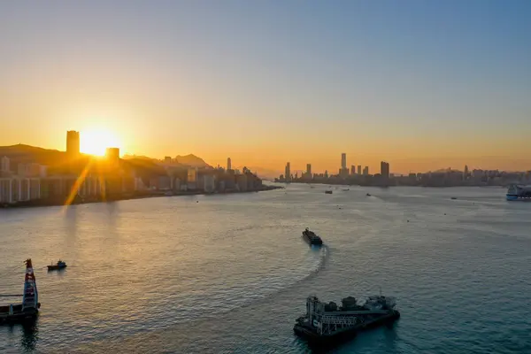 2021年12月1日日没時の香港スカイライン ビクトリアハーバー — ストック写真