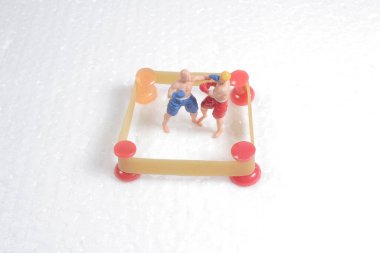 Ringde boks maçının küçük bir figürü.