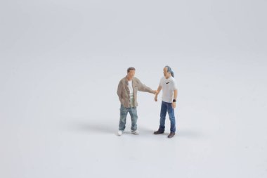 Whit tahtasında bir grup mini adam var.