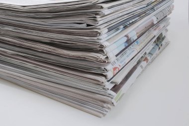 Bir yığın gazete, arka planda bir yığın gazete. 