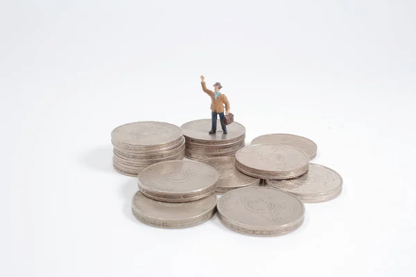 Een Miniatuur Figuur Mensen Staan Een Munt Met Wit — Stockfoto