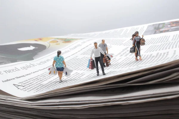 Figura Com Sacos Compras Jornal — Fotografia de Stock