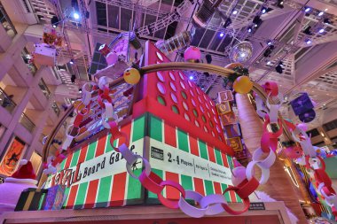 8 Aralık 2021 'de Hong Kong' daki Landmark alışveriş merkezinde Noel süslemeleri..