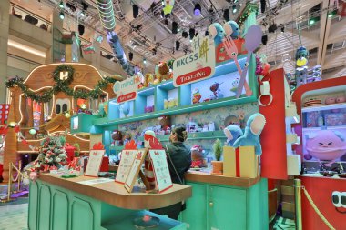 8 Aralık 2021 'de Hong Kong' daki Landmark alışveriş merkezinde Noel süslemeleri..