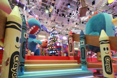 8 Aralık 2021 'de Hong Kong' daki Landmark alışveriş merkezinde Noel süslemeleri..