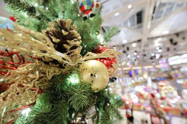 8 Aralık 2021 'de Hong Kong' daki Landmark alışveriş merkezinde Noel süslemeleri..
